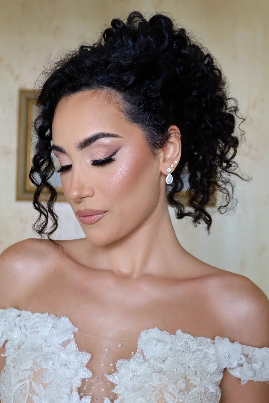 Makeup sposa sui toni rosati e raccolto riccio