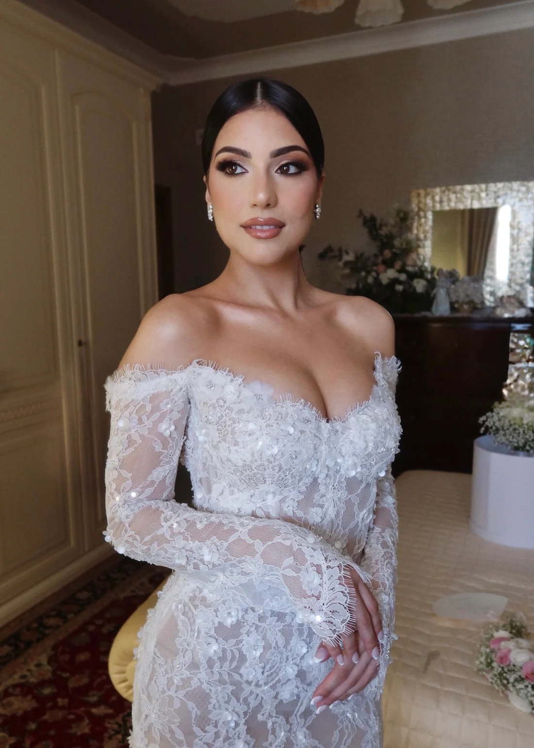 Makeup sposa romantico, abito di pizzo e capelli ondulati