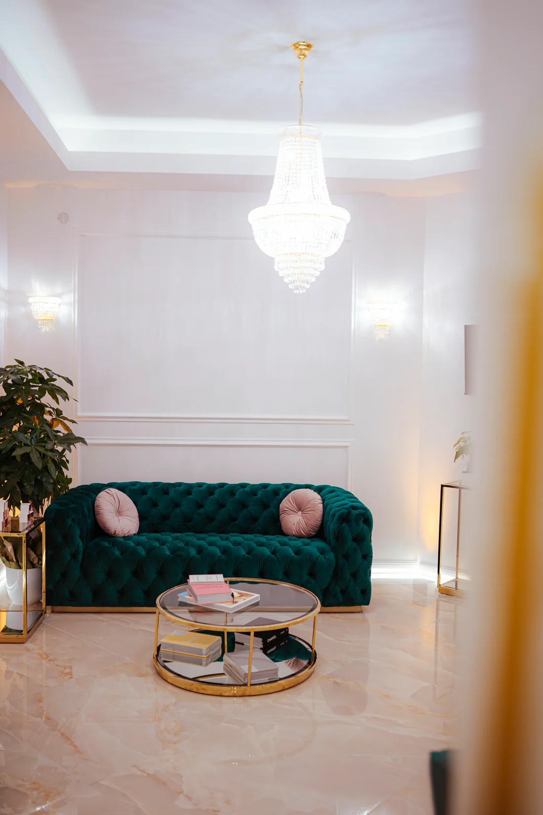 La sala d’attesa con divano verde e dettagli dorati